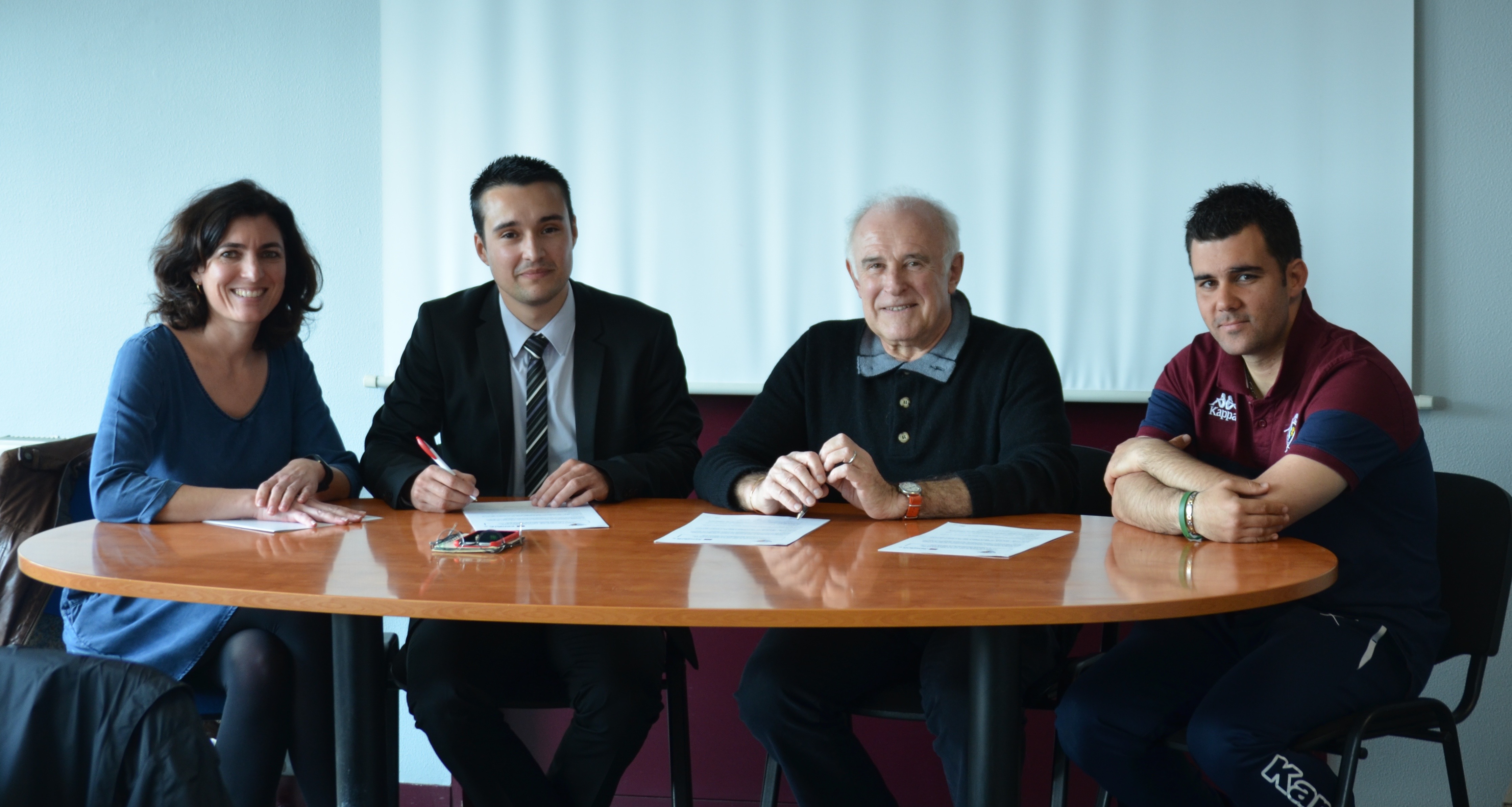 La soci&eacute;t&eacute; G&eacute;n&eacute;rale et le centre de formation lors de la signature de renouv&egrave;lement